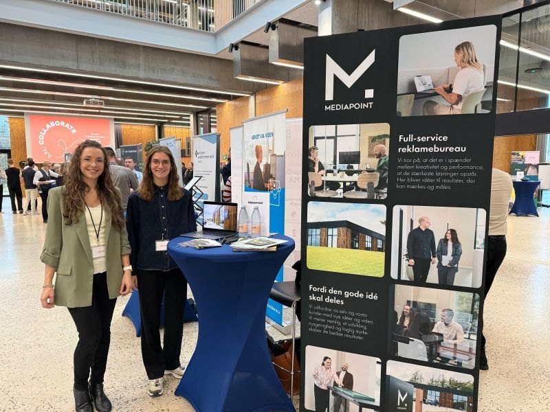 To kollegaer fra MEDIAPOINT ved standen på en uddannelsesmesse