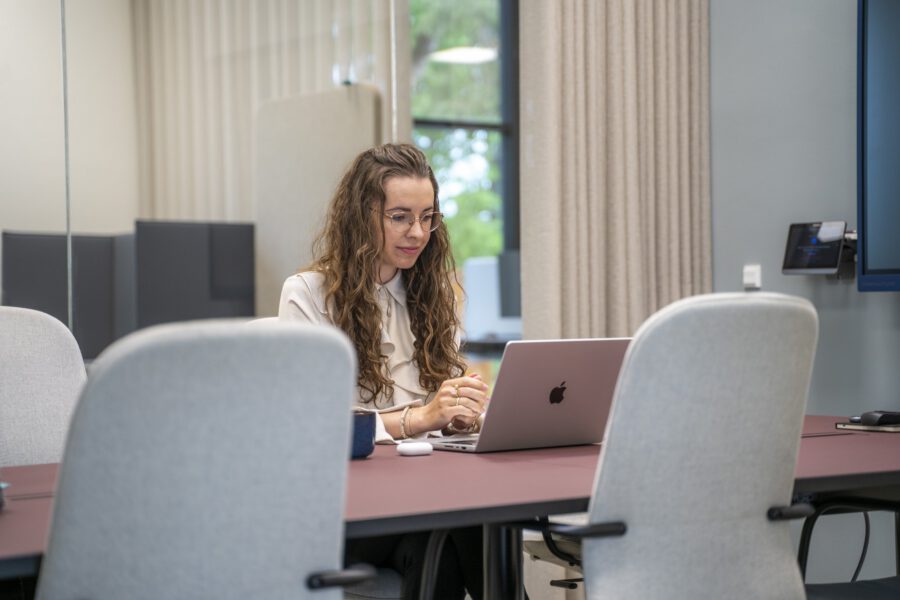 Medarbejder forbereder et møde med laptop hos MEDIAPOINT
