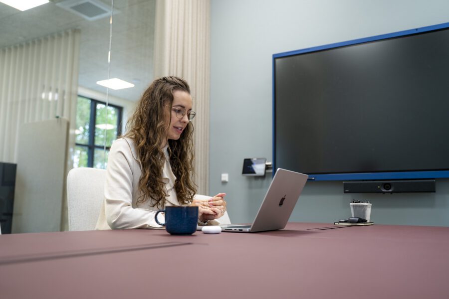 Medarbejder forbereder et møde med laptop hos MEDIAPOINT