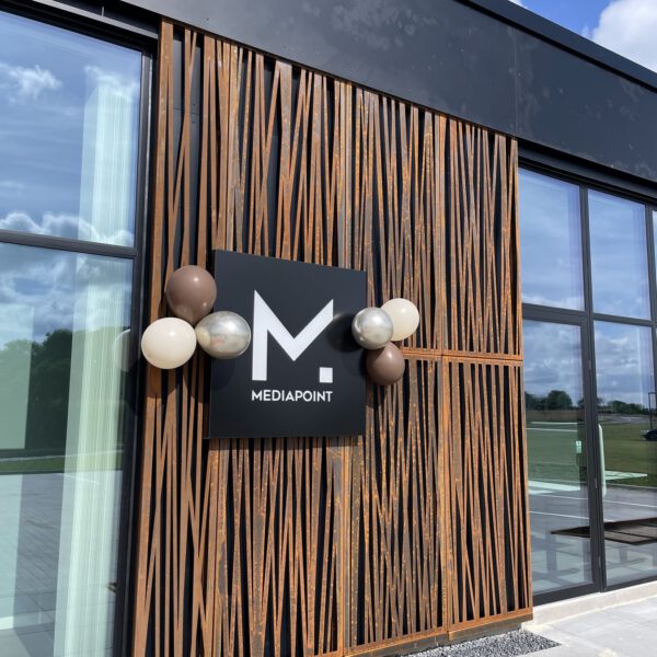 MEDIAPOINT-skiltet pyntet med balloner til receptionen