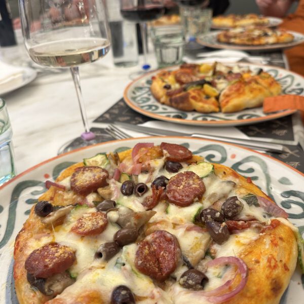 Pizza på bordet under MEDIAPOINTs tur til Rom