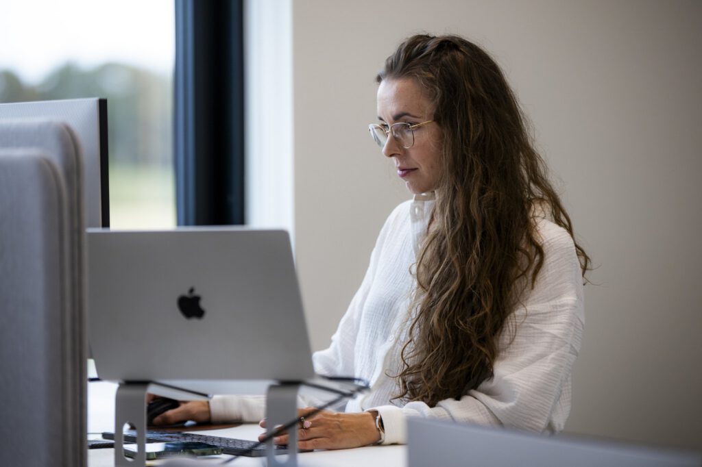 Medarbejder arbejder ved skrivebordet hos MEDIAPOINT