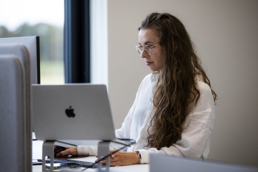 Medarbejder arbejder ved skrivebordet hos MEDIAPOINT