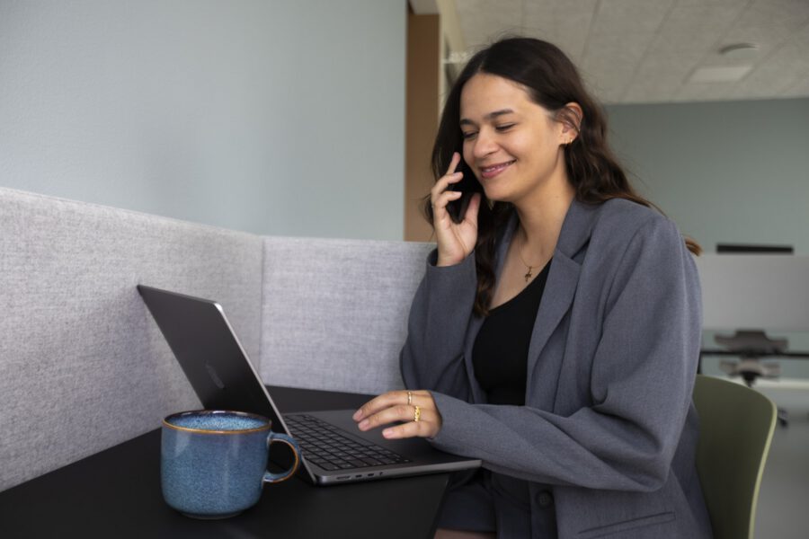 Medarbejder taler i telefon i en stillezone hos MEDIAPOINT