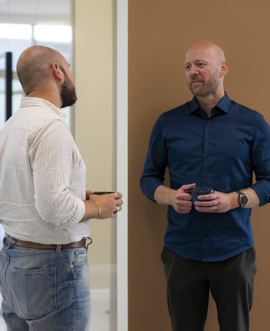To kollegaer taler sammen på kontoret hos MEDIAPOINT