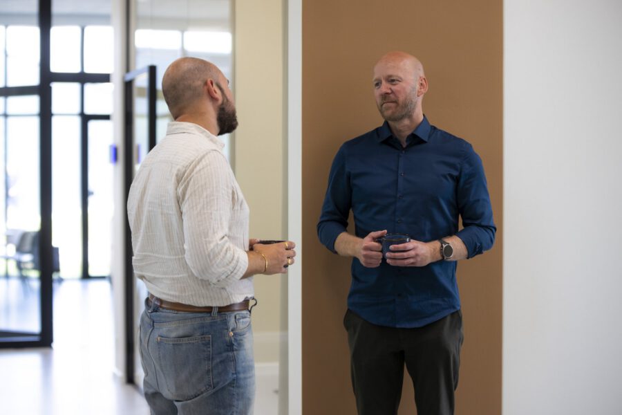To kollegaer taler sammen på kontoret hos MEDIAPOINT