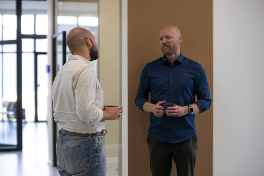 To kollegaer taler sammen på kontoret hos MEDIAPOINT