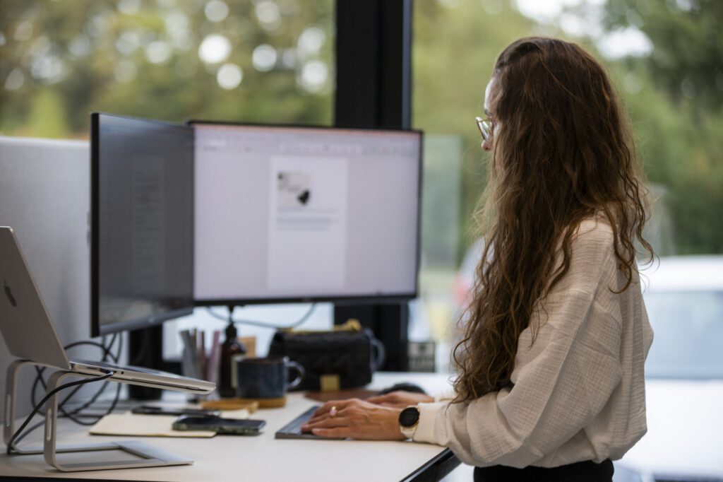 To kollegaer arbejder sammen ved skærmen hos MEDIAPOINT