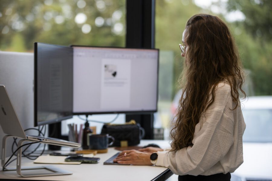 To kollegaer arbejder sammen ved skærmen hos MEDIAPOINT